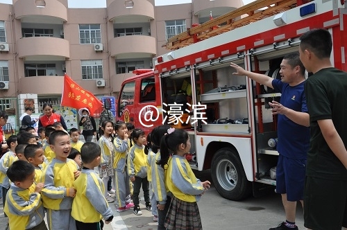 参观消防车 (2).JPG