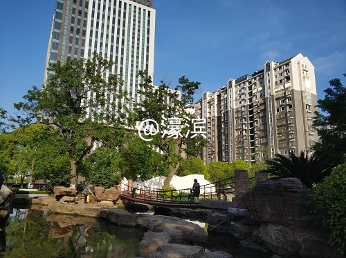 3城山路边的小游园，一园一景.jpg