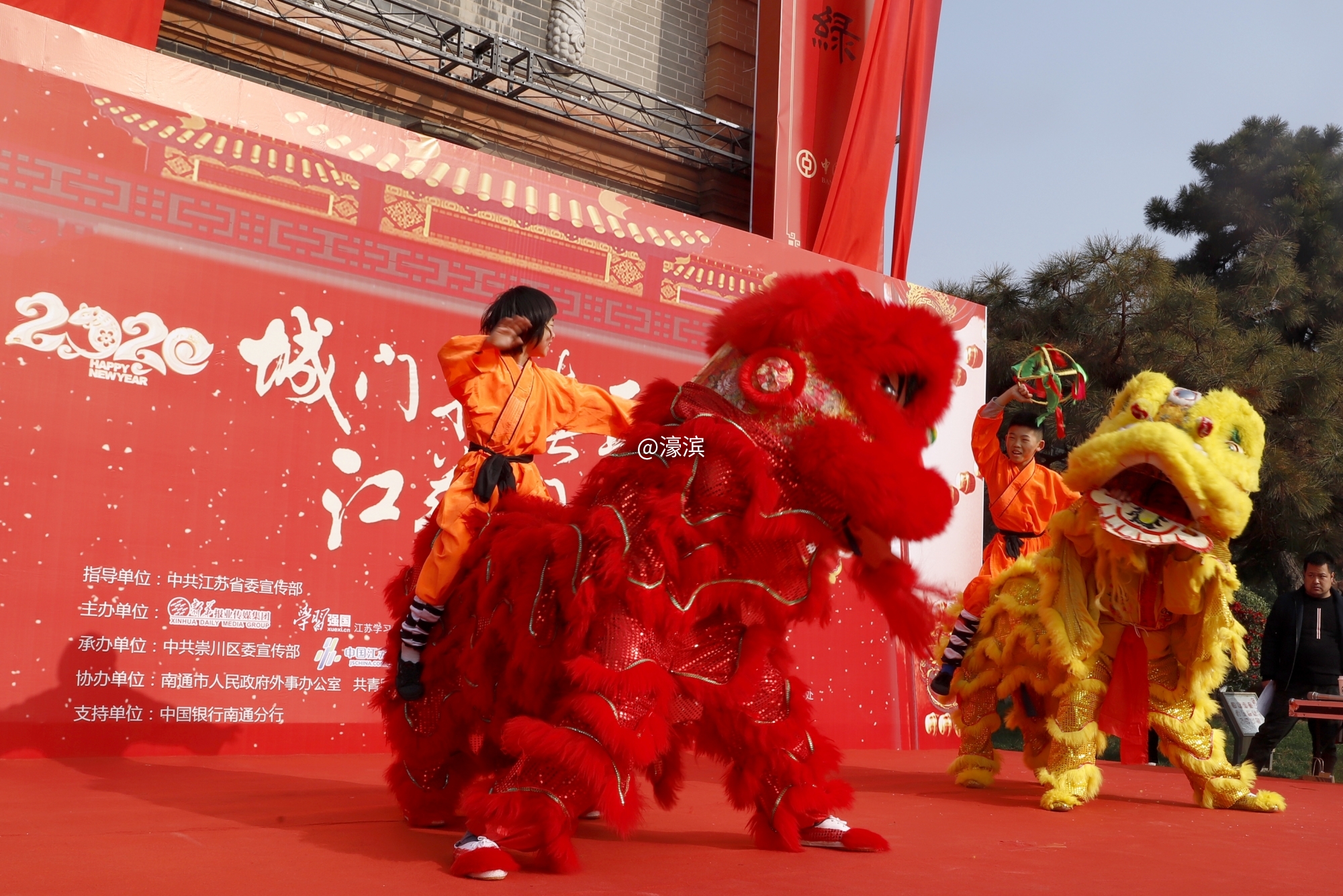 标题《双狮钟楼迎新春》 摄影：顾炳泉 电话：13057085515摄影者单位：原南通齿轮厂退休人员   拍摄日期2020 ...