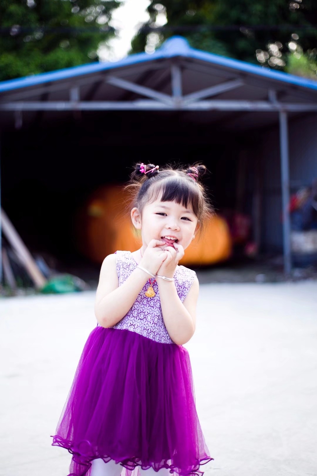 小时候在老婆老家空地上拍的