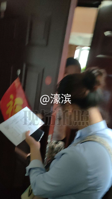 如皋移动公司人员拿着各种表格使劲敲门