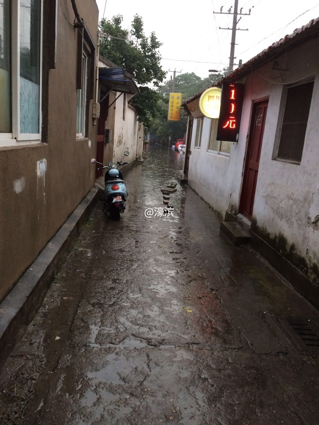 暴雨后的城中村1.jpg