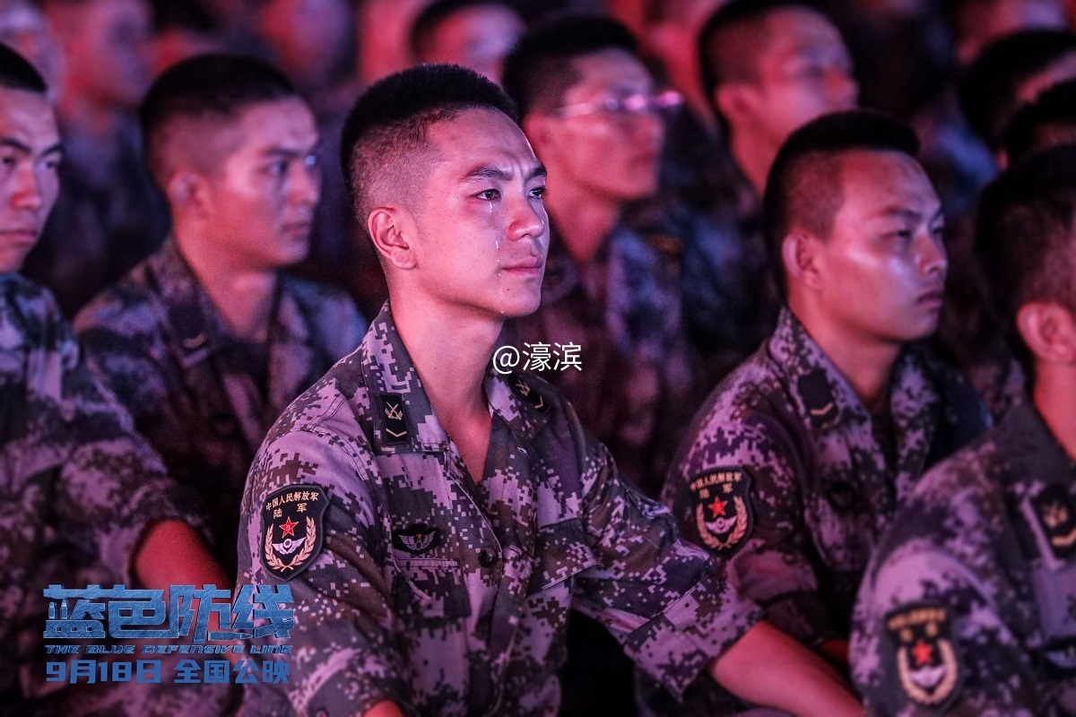 杨根思部队男性官兵观影落泪瞬间.jpg