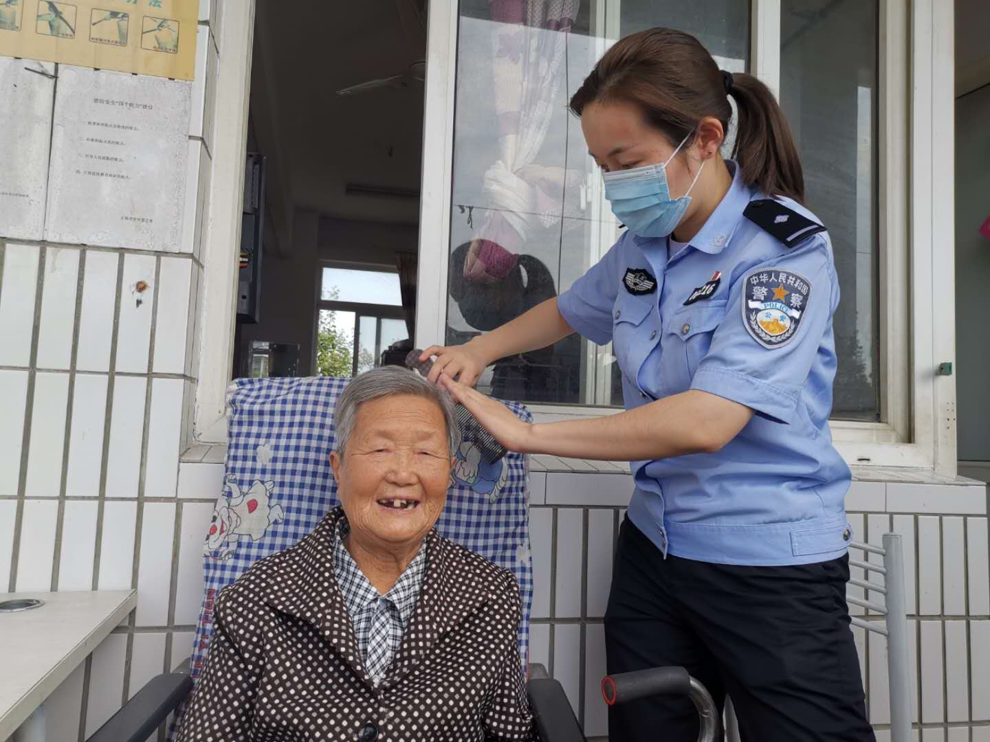 给老人梳头、问候他们的身体状况，温暖孤寂的心