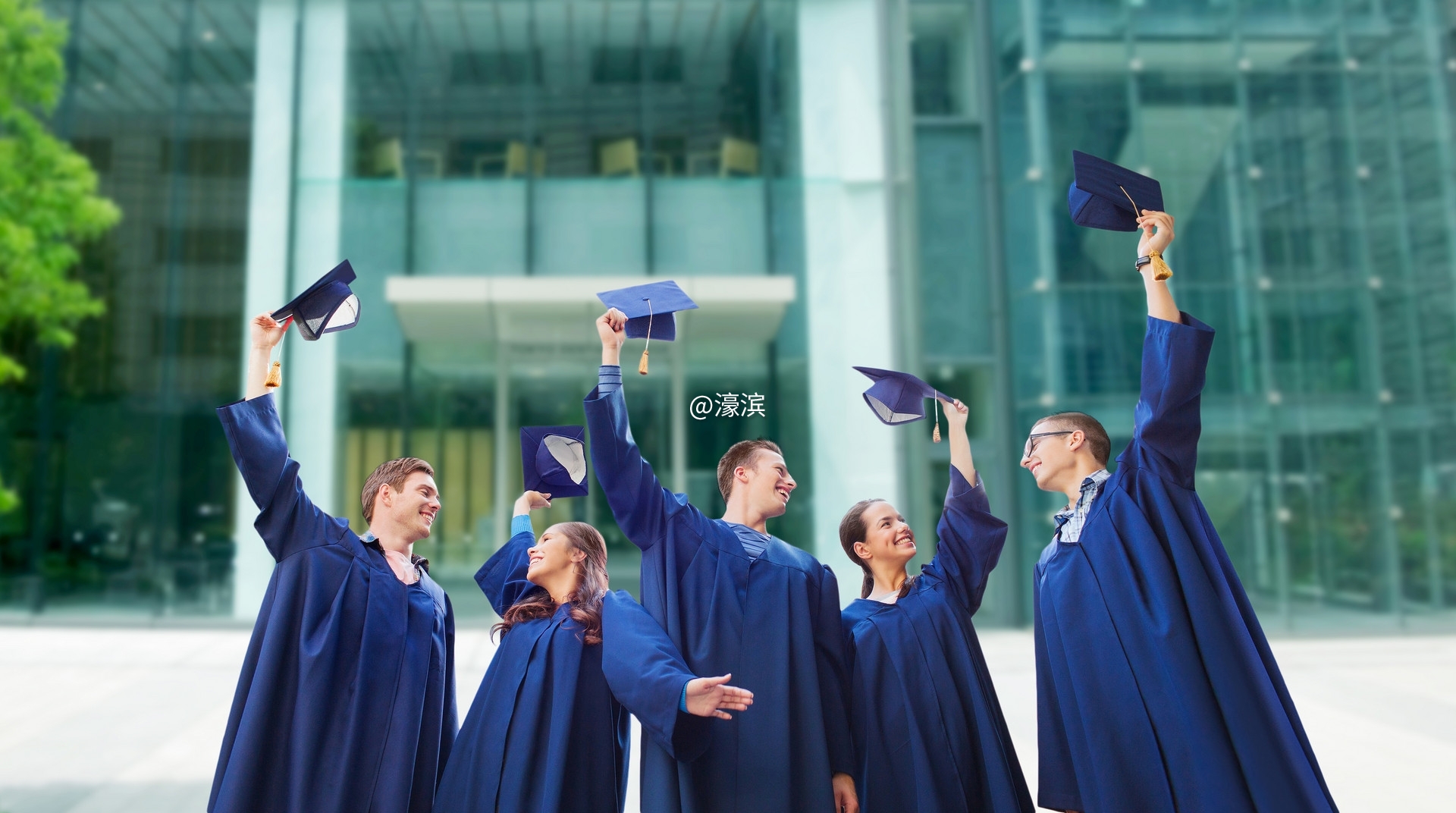 摄图网_300604963_banner_教育毕业人的群微笑的学生穿着长袍,学校大学建筑背景上挥舞.jpg