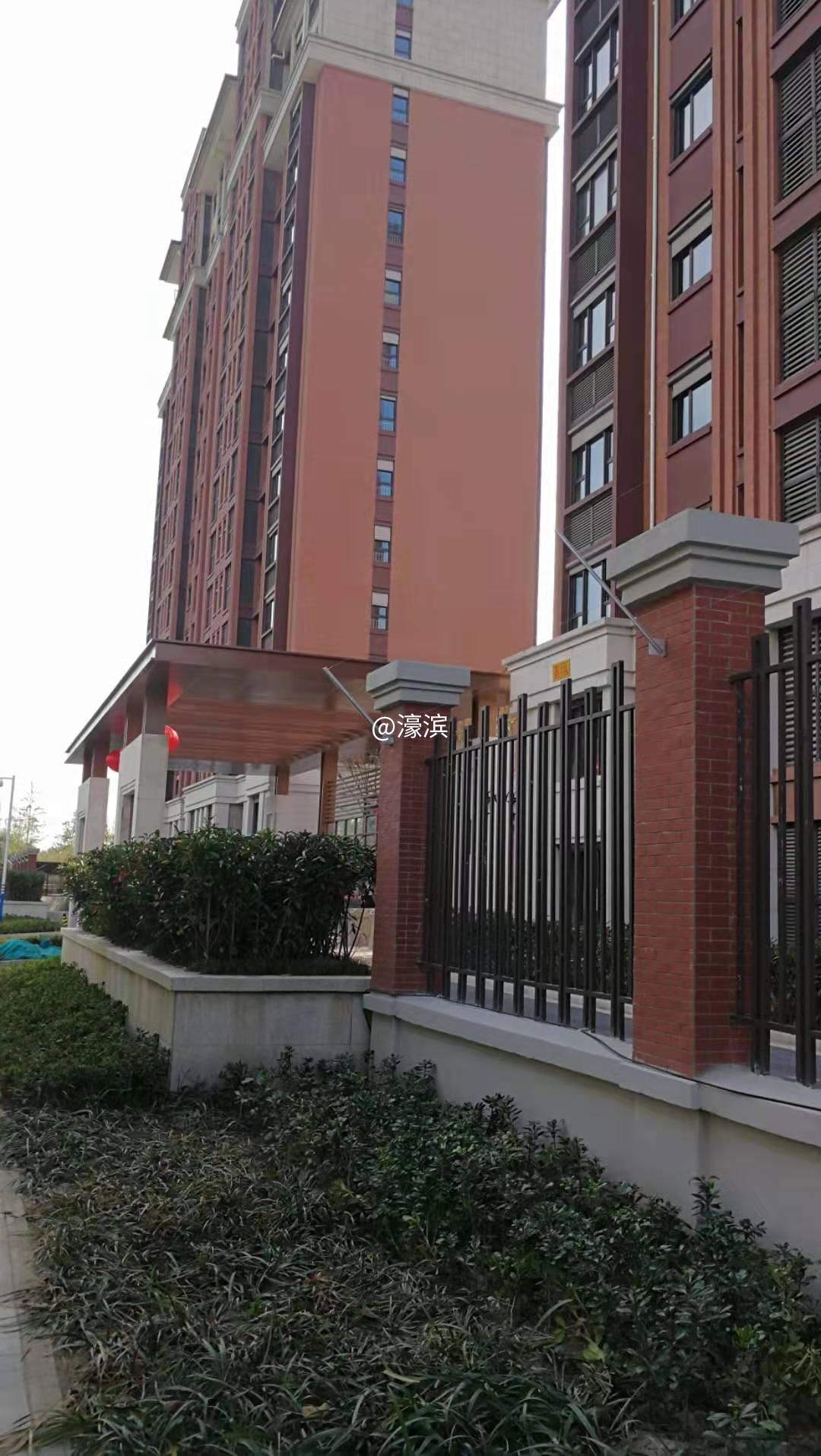 ▼靠近马路，是两栋16层小高层