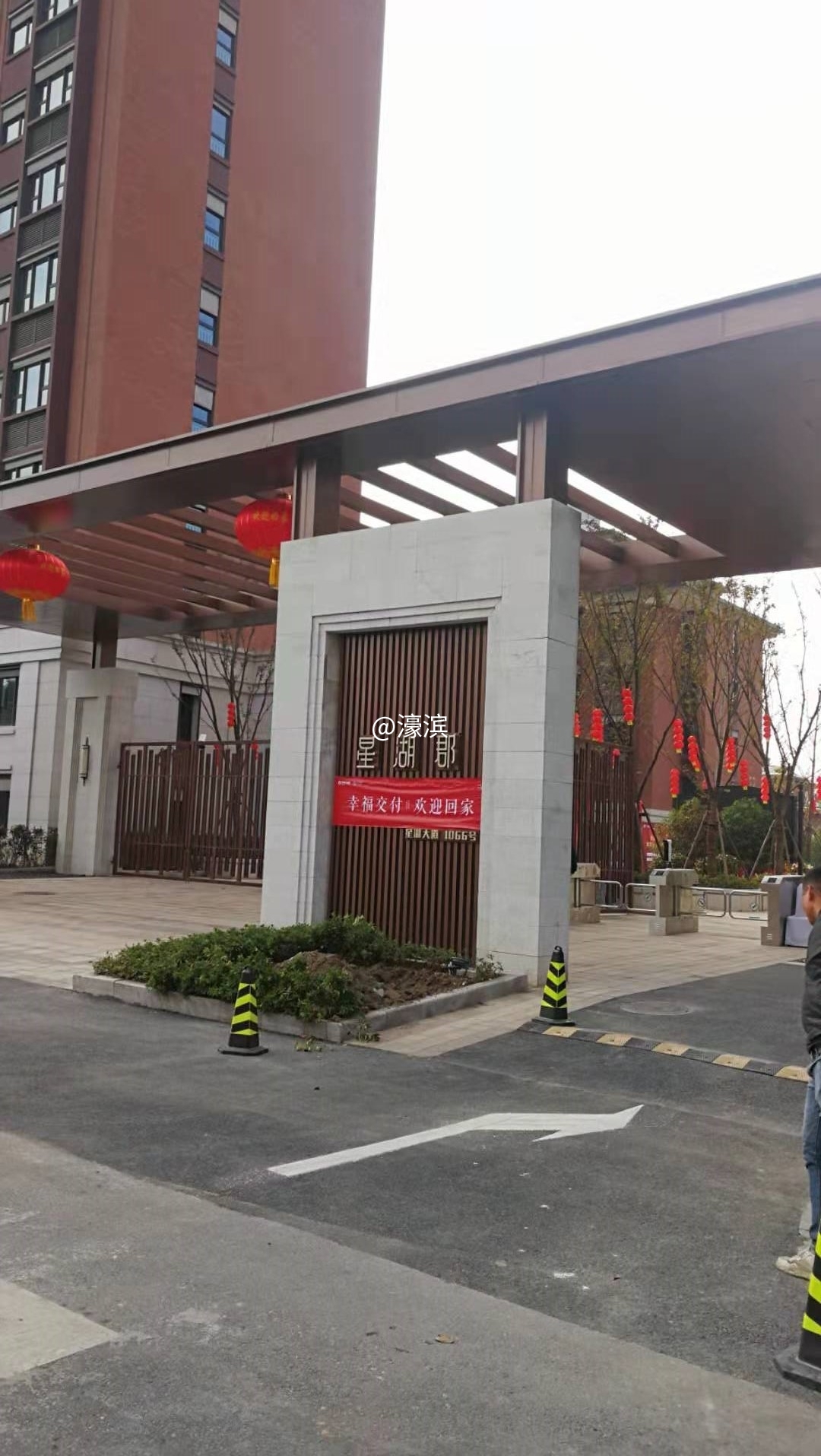 ▼星湖郡的北大门，保安大叔工作认真负责，外来人员没有证明或者业主带领，一律免进