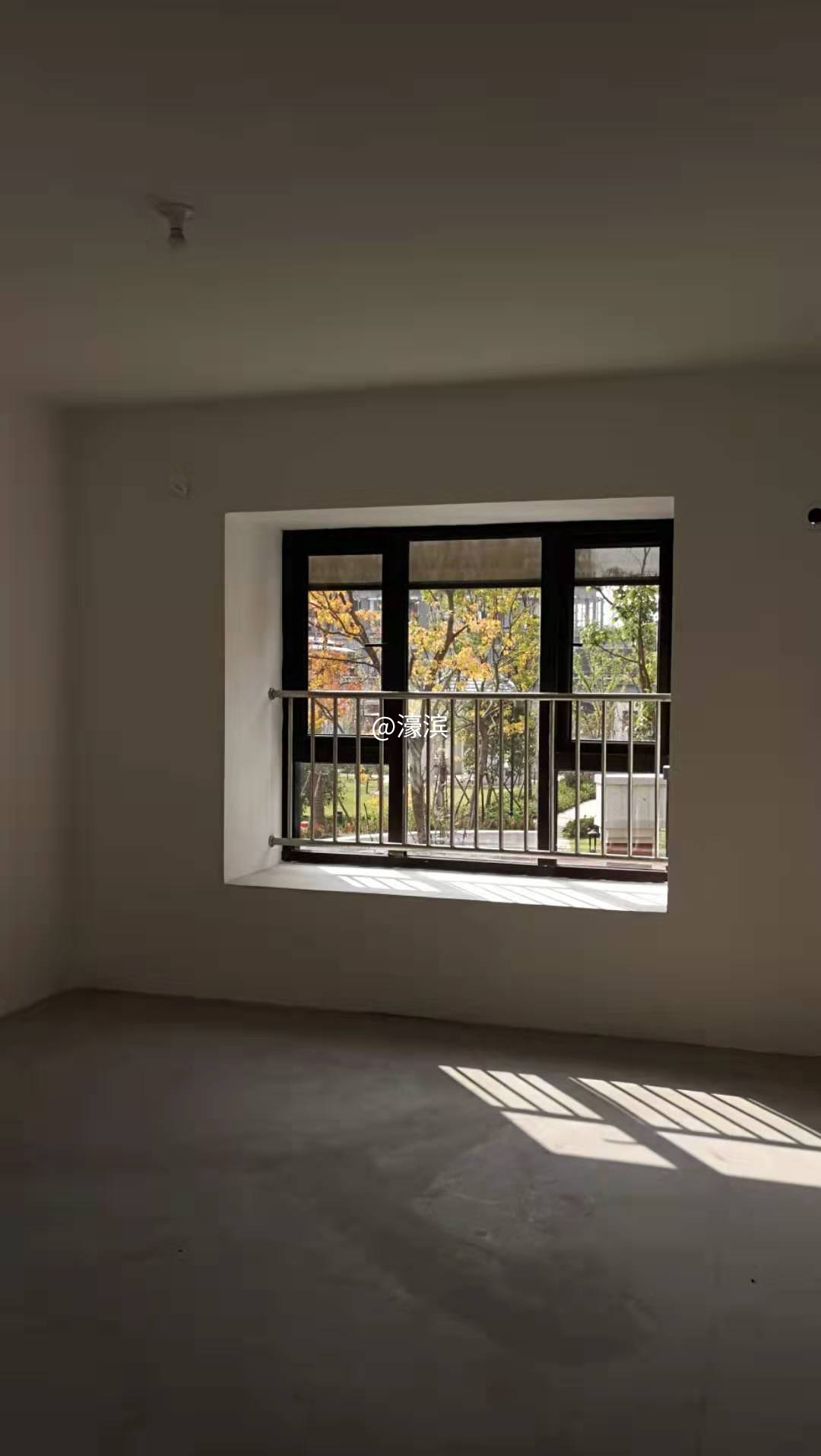 ▼卧室的大飘窗，窗户外开这和高层明显不同