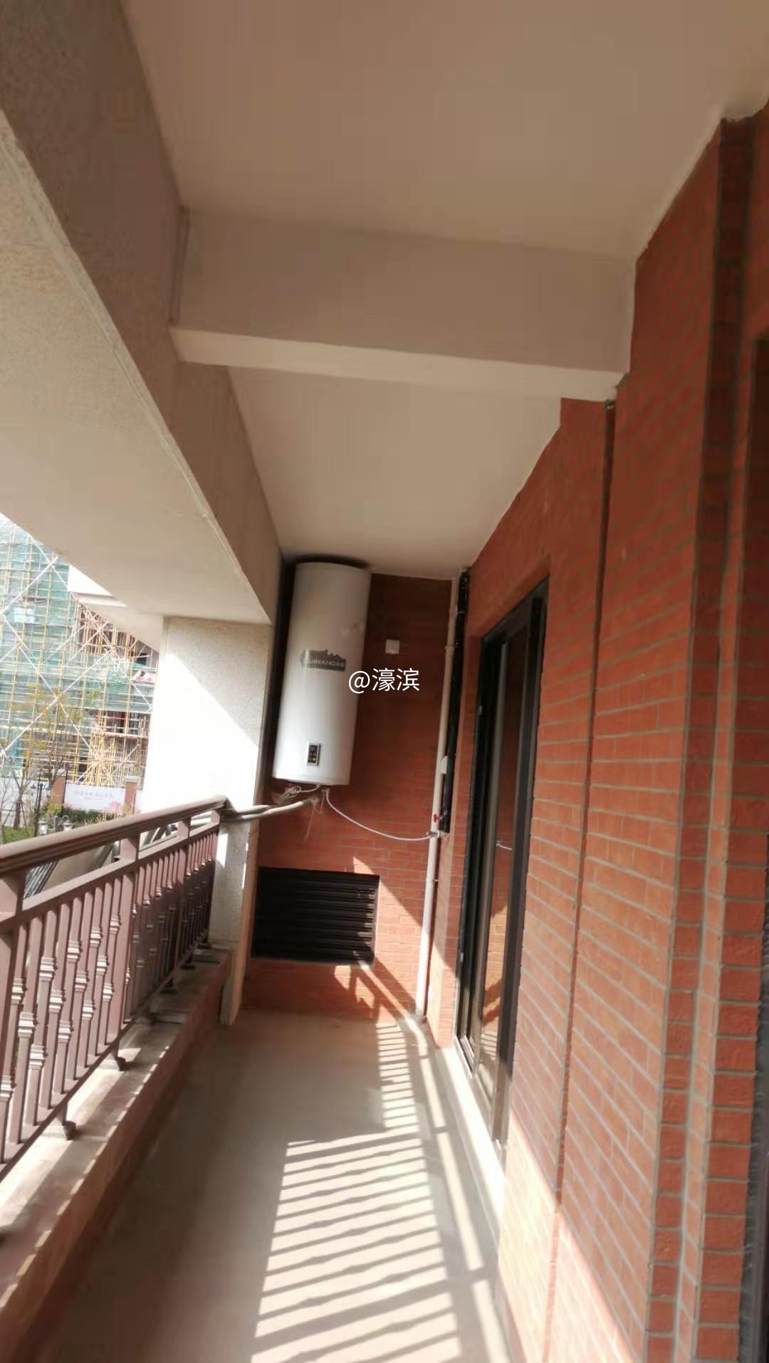 ▼阳台上预装了太阳能，窗外外美景近收眼底