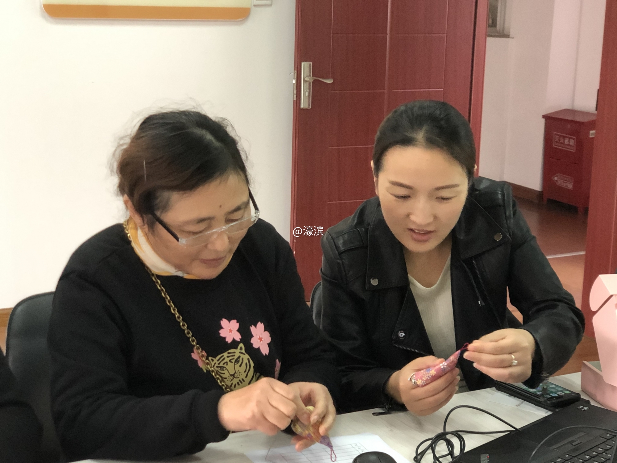 情暖重阳孝为先 手工香囊敬老情