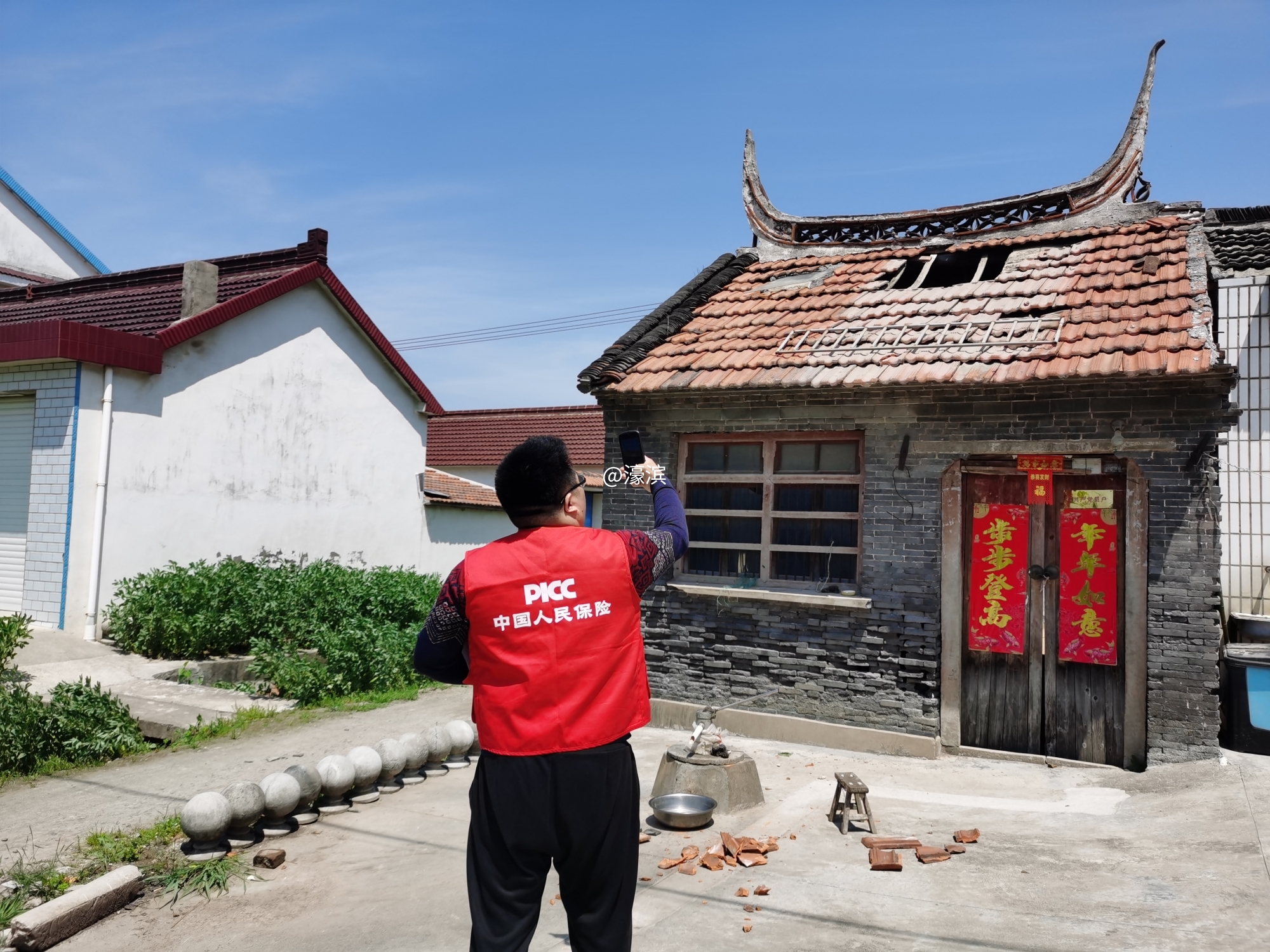 人保理赔专员第一时间查勘受损房屋.jpg