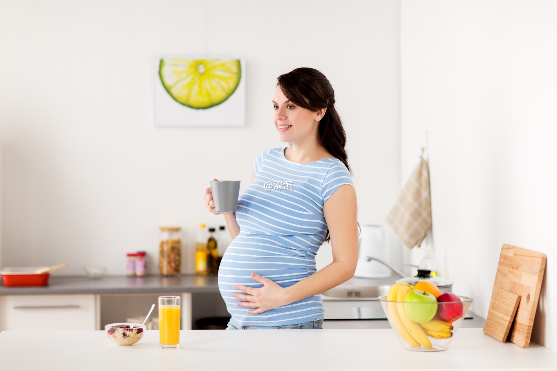 摄图网_300049236_banner_怀孕,人们健康的饮食观念快乐的孕妇喝杯茶食物,家里的厨房吃.jpg