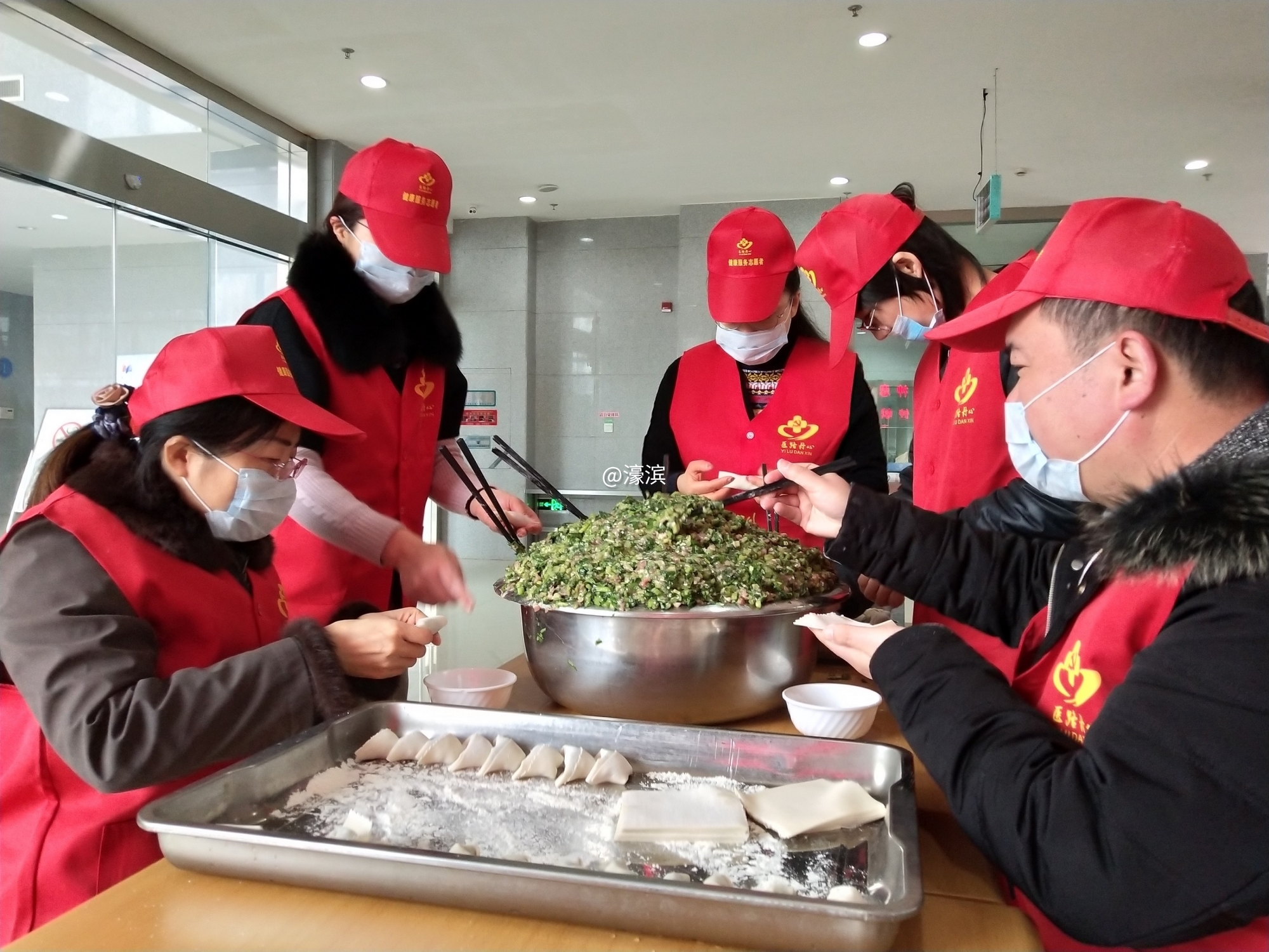 志愿者探望孤寡老人