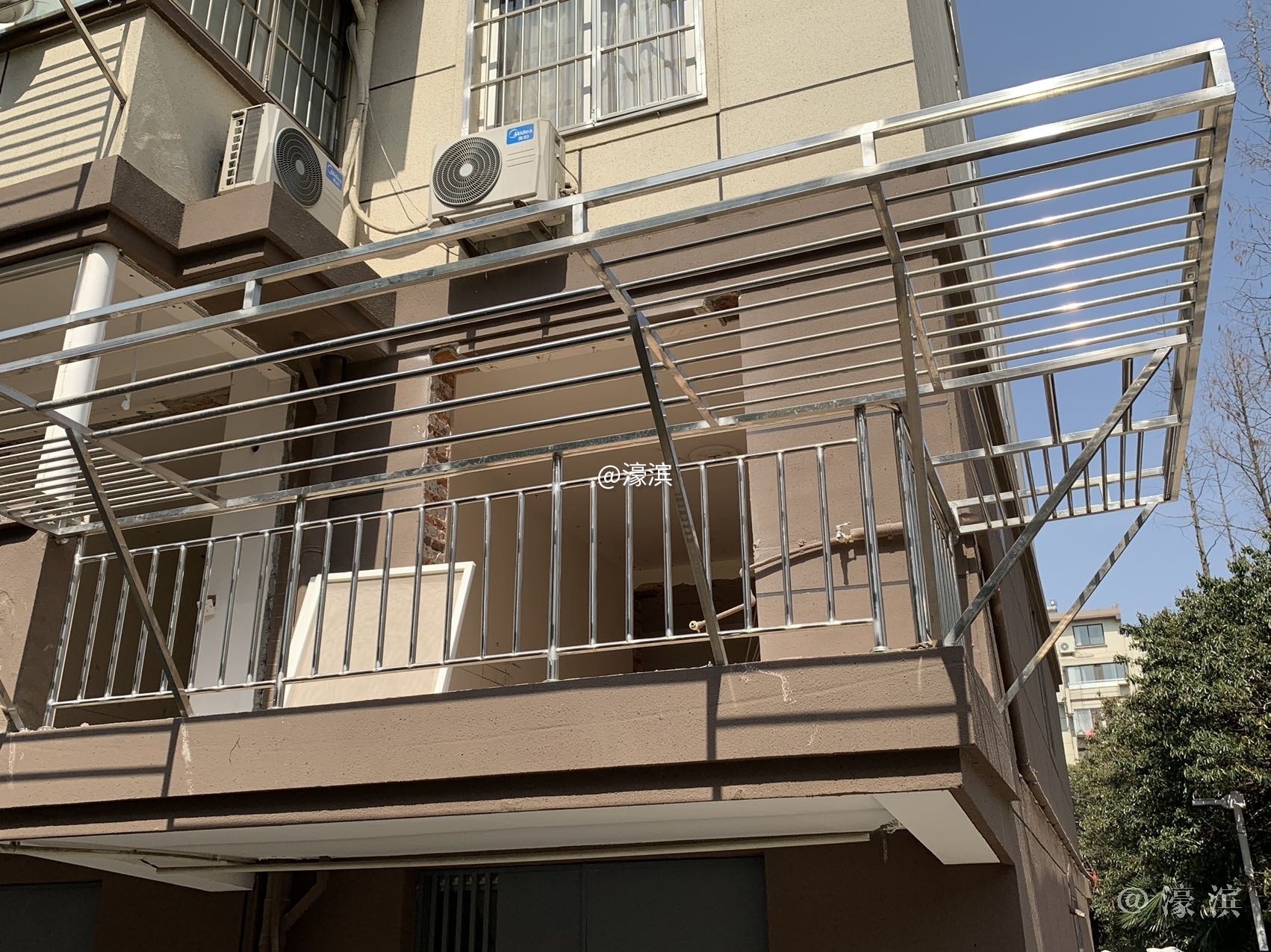 晾衣架是否违章？