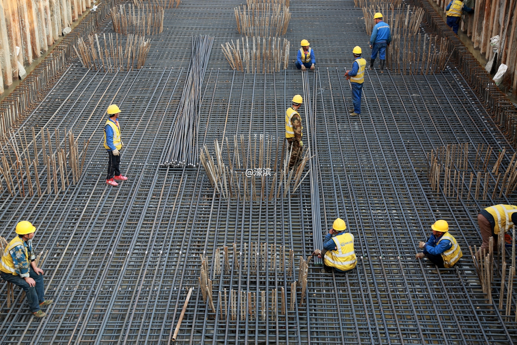 11月16日，崇启公铁长江大桥建设现场，施工人员争分夺秒，将桥墩施工打好基础。.jpg