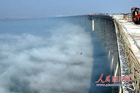 [贴图]江苏南通苏通大桥江面出现云海