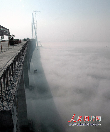 [贴图]江苏南通苏通大桥江面出现云海