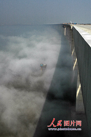[贴图]江苏南通苏通大桥江面出现云海