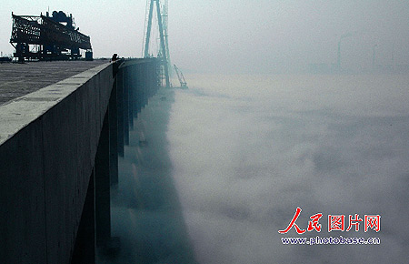 [贴图]江苏南通苏通大桥江面出现云海