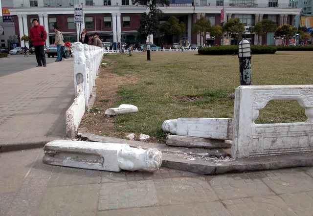 哭泣的石栏(摄于市民广场)