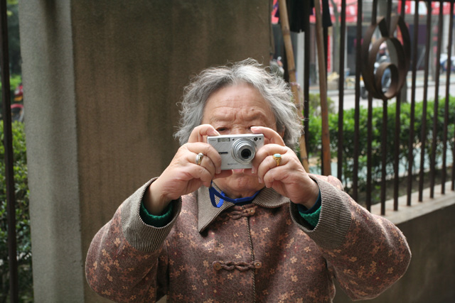 《老太太也想扫大街》