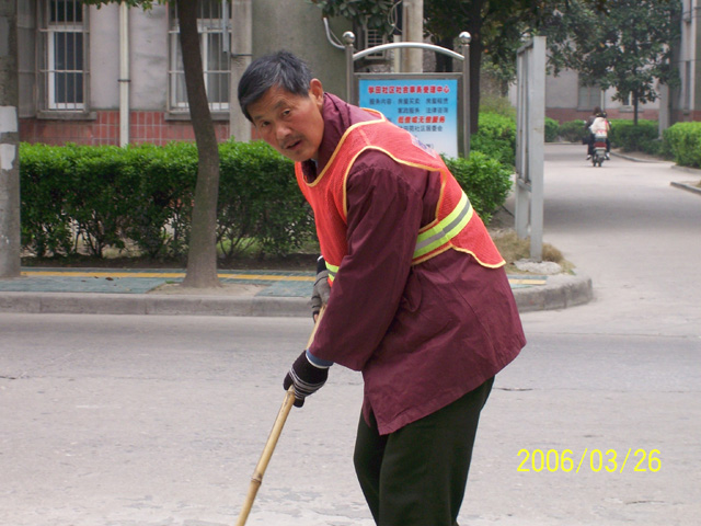 《老太太也想扫大街》