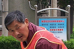 《老太太也想扫大街》