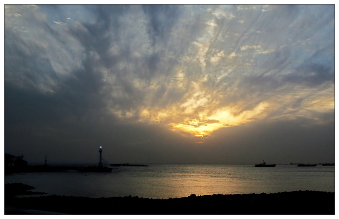 《清明去江边》