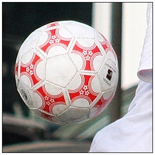 《玩球的孩子》