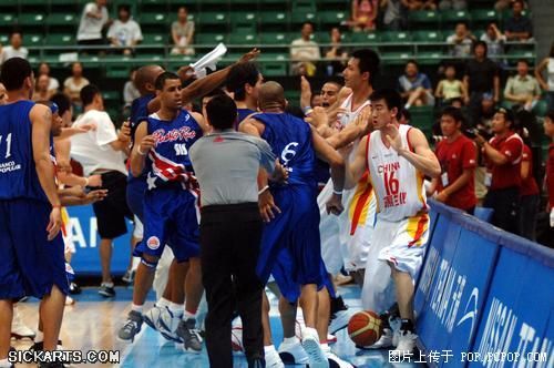 CCTV上没有披露的绝密镜头（篮球场变成暴力激斗场）(转自mop)