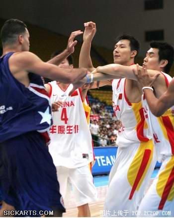 CCTV上没有披露的绝密镜头（篮球场变成暴力激斗场）(转自mop)