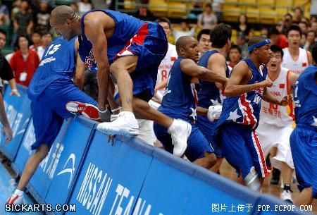 CCTV上没有披露的绝密镜头（篮球场变成暴力激斗场）(转自mop)