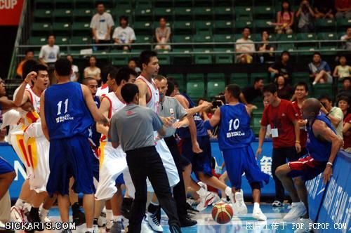 CCTV上没有披露的绝密镜头（篮球场变成暴力激斗场）(转自mop)