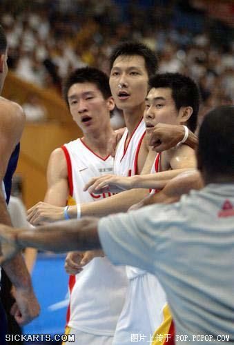 CCTV上没有披露的绝密镜头（篮球场变成暴力激斗场）(转自mop)