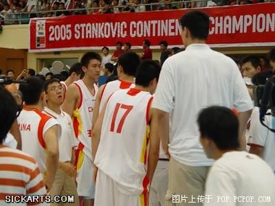 CCTV上没有披露的绝密镜头（篮球场变成暴力激斗场）(转自mop)