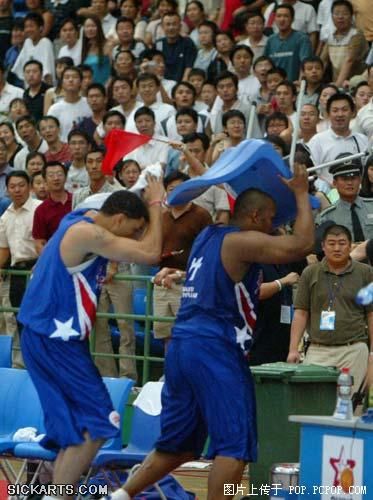 CCTV上没有披露的绝密镜头（篮球场变成暴力激斗场）(转自mop)