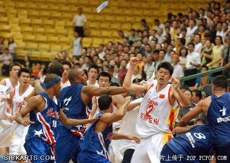 CCTV上没有披露的绝密镜头（篮球场变成暴力激斗场）(转自mop)