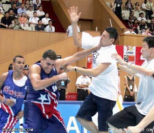 CCTV上没有披露的绝密镜头（篮球场变成暴力激斗场）(转自mop)