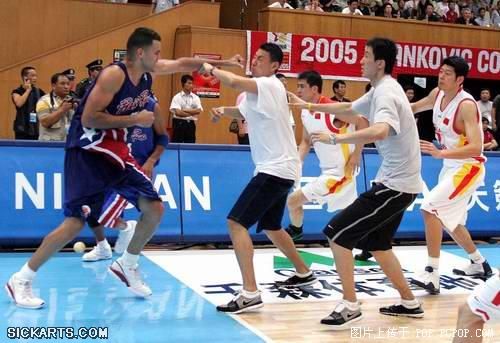 CCTV上没有披露的绝密镜头（篮球场变成暴力激斗场）(转自mop)