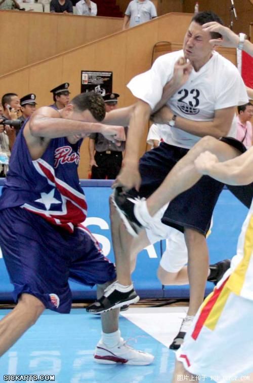 CCTV上没有披露的绝密镜头（篮球场变成暴力激斗场）(转自mop)