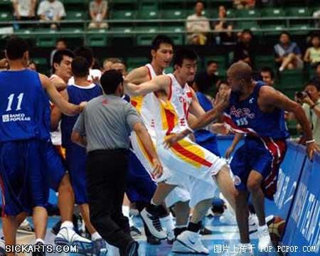 CCTV上没有披露的绝密镜头（篮球场变成暴力激斗场）(转自mop)