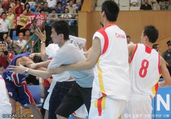 CCTV上没有披露的绝密镜头（篮球场变成暴力激斗场）(转自mop)