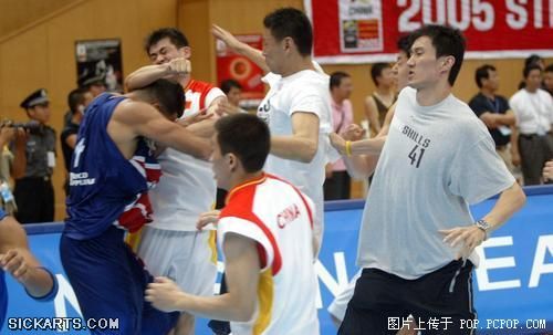 CCTV上没有披露的绝密镜头（篮球场变成暴力激斗场）(转自mop)