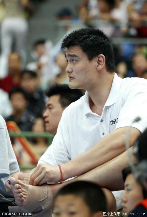 CCTV上没有披露的绝密镜头（篮球场变成暴力激斗场）(转自mop)