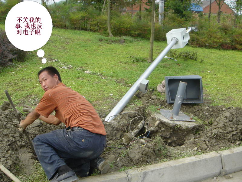 叫你查超速,傻了吧,看看也爽啊!~