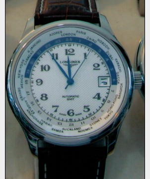 文峰大世界下面广告上郭富成带的浪琴表