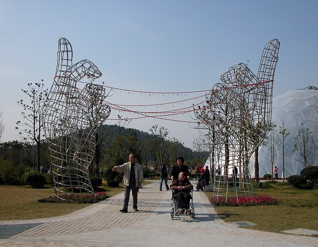 让世界充满爱(响应吴老的主题)