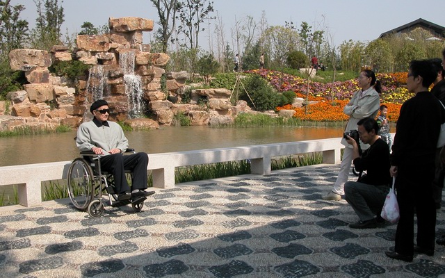 让世界充满爱(响应吴老的主题)