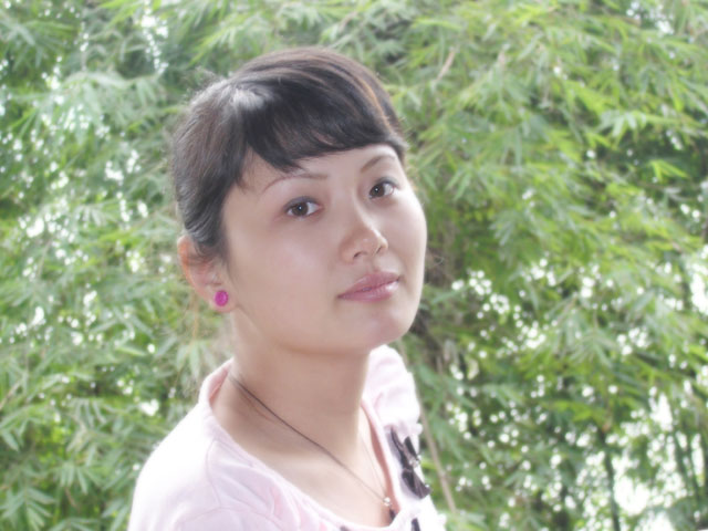 有谁认识这位美女导游吗？回复！