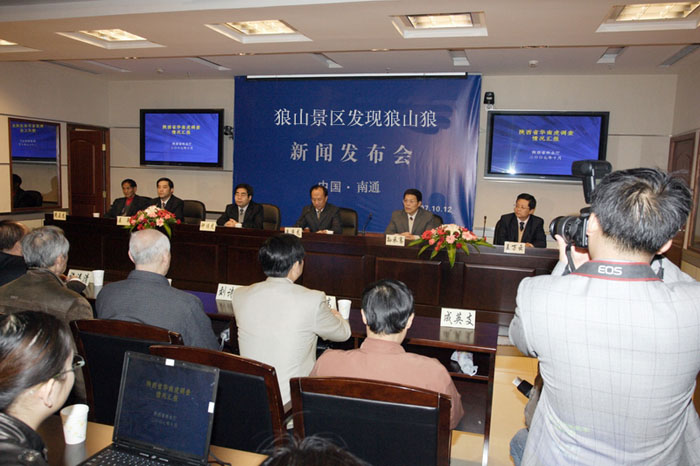 [原创]南通农民王正龙在狼山景区拍摄到野生狼山狼照片